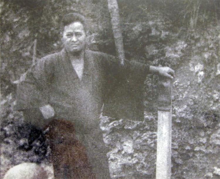 Sensei Chojun Miyagi e makiwara.